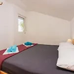 Apartman Davor *